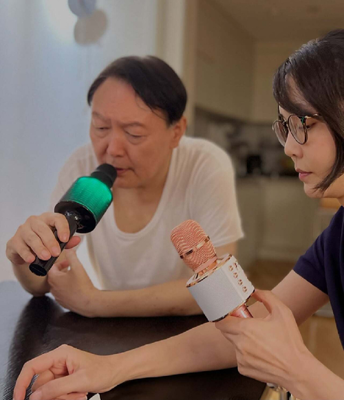 정지원 전 대통령실 행정관이 공개한 윤석열 전 대통령과 김건희 여사의 모습. [사진=정지원 전 대통령실 행정관 SNS]