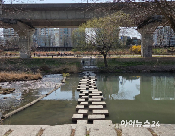 1월 22일 서울 성동구 용답동 답십리역(5호선) 1번 출구에서 나오자마자 펜스 넘어로 '성동리버뷰자이' 신축 공사 현장이 보이고 있다. [사진=김민지 기자]