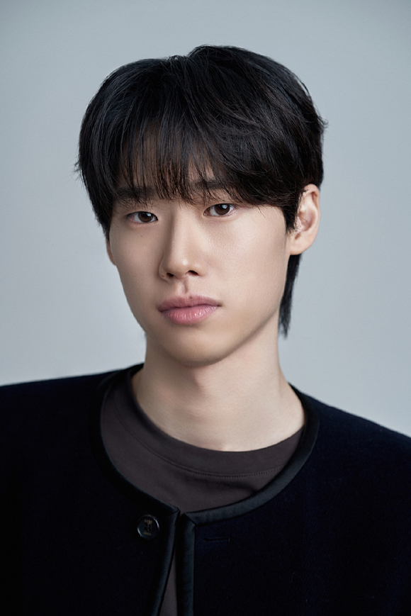 배우 김민이 프로필 촬영에서 포즈를 취하고 있다. [사진=제이와이드컴퍼니]