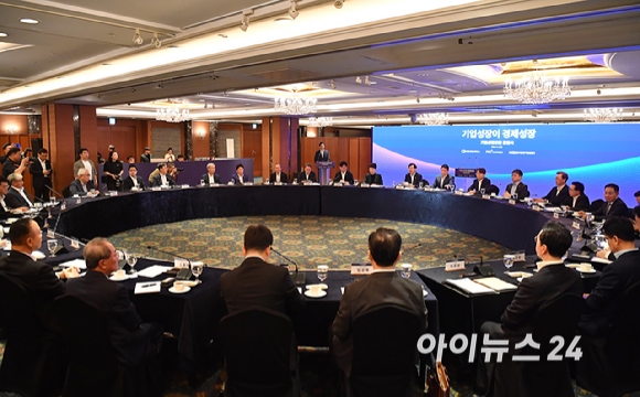 구윤철 부총리 겸 기획재정부 장관이 4일 서울 중구 롯데호텔 사파이어볼룸에서 대한상공회의소&middot;한국경제인협회&middot;한국중견기업연합회가 연 기업성장포럼 출범식에서 인사말을 하고 있다. [사진=곽영래 기자]