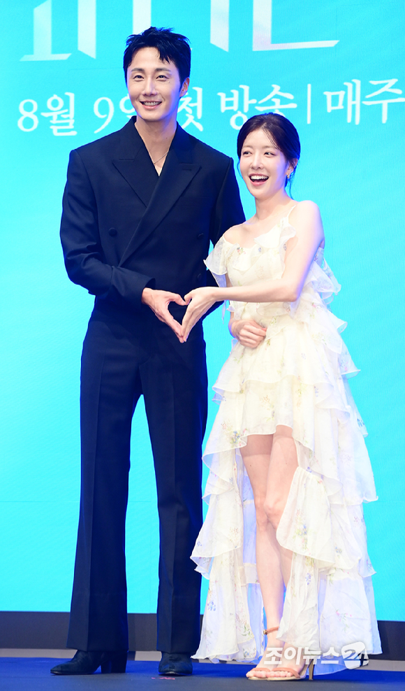 배우 정일우와 정인선이 6일 오후 서울 신도림 더세인트 그랜드 볼룸에서 열린 KBS2 새 주말드라마 '화려한 날들' 제작발표회에 참석하고 있다. [사진=정소희 기자]