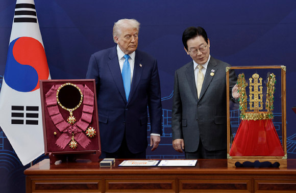 이재명 대통령이 29일 경북 경주박물관에서 도널드 트럼프 미국 대통령에게 '천마총 금관 모형'을 선물하며 설명하고 있다. 2025.10.29 [대통령실통신사진기자단] [사진=연합뉴스]