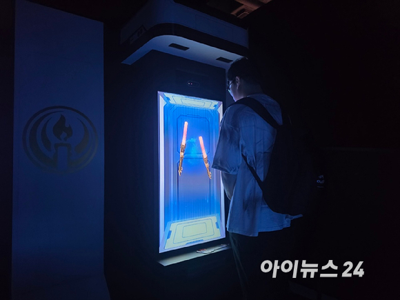 붕괴 스타레일 전시장 구역 5 메인 영상관. 3년간의 여정을 담은 영상이 나오고 있다. [사진=곽민구 기자]