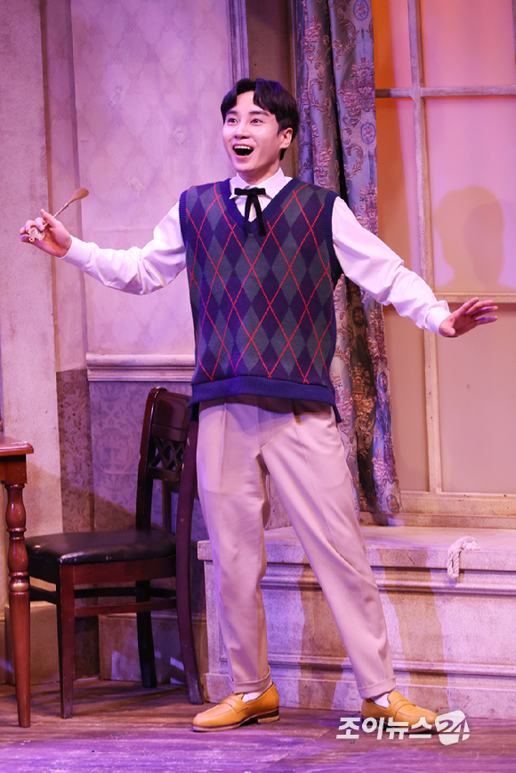 배우 김시유가 19일 오후 서울 종로구 동숭동 대학로티오엠에서 진행된 연극 '오펀스' 프레스콜에 참석해 열연을 펼치고 있다. [사진=문수지 기자]