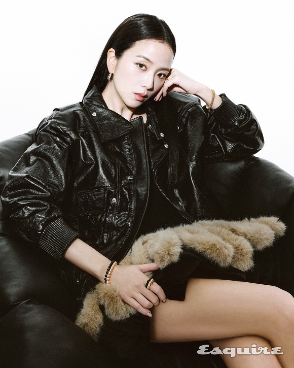 블랙핑크 지수가 화보 촬영에서 포즈를 취하고 있다. [사진=에스콰이어]