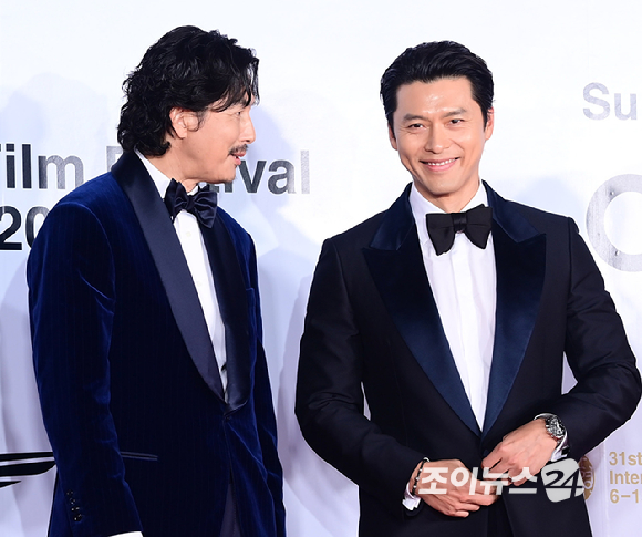 '메이드 인 코리아2' 배우 정우성-현빈이 6일 부산 해운대구 영화의전당에서 열린 제31회 부산국제영화제 개막식 레드카펫 행사에 참석하고 있다. [사진=정소희 기자]