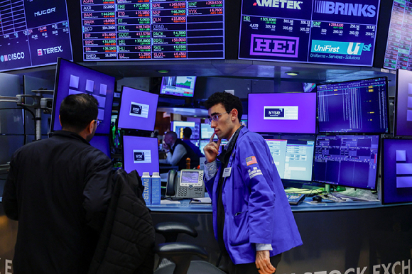 29일(현지시간) 미국 뉴욕증권거래소(NYSE)에서 트레이더들이 업무를 보고 있다. [사진=REUTERS/연합뉴스]