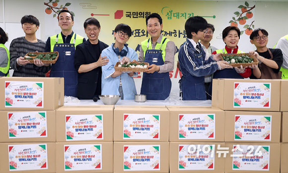 국민의힘 장동혁 대표가 23일 경기도 의정부시 청소년비전센터 십대지기에서 열린 '추석 맞이 청년레드윙 봉사활동'에서 기부금 및 행복나눔키트를 전달 한 뒤 기념 촬영을 하고 있다. [사진=정소희 기자]