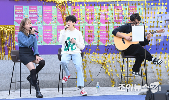 8일 서울 마포구 동교동 연남동 책거리에서 열린 댕댕왕왕 그린볼페스티벌이 열렸다. 가수 도하늘과 앤츠가 공연을 하고 있다. [사진=김성진 기자]