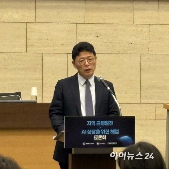 이형희 서울상의 부회장(SK 부회장)이 2일 서울 대한상공회의소에서 열린 '지역 균형발전&times;AI 성장을 위한 해법' 토론회에서 개회사를 하고 있다. [사진=권서아 기자]