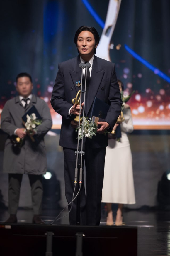 주지훈, &apos;대중문화예술상&apos; 국무총리 표창⋯&apos;증외상센터&apos;로 싹쓸이