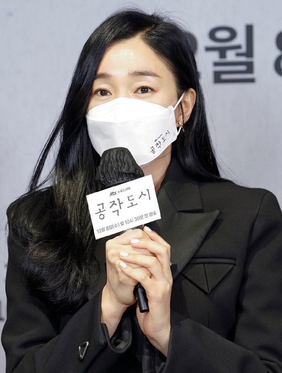 배우 수애가 8일 온라인으로 진행된 JTBC 새 수목드라마 '공작도시' 제작발표회에 참석해 소감을 말하고 있다. [사진=JTBC]