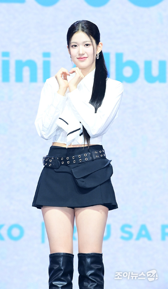 그룹 이즈나 윤지윤이 25일 오후 서울 광진구 광장동 예스24라이브홀에서 열린 izna(이즈나) 미니 1집 'N/a' 발매 기념 데뷔 쇼케이스에 참석해 포토타임을 갖고 있다. [사진=정소희 기자]