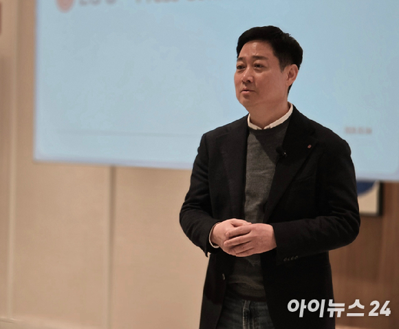 홍범식 LG유플러스 대표가 4일(현지시간) 스페인 바르셀로나에서 열린 LG유플러스 MWC 2026 CEO 간담회에서 글로벌 AI 소프트웨어 컴퍼니로의 확장에 대한 구상 등을 발표하고 있는 모습. [사진=안세준 기자]