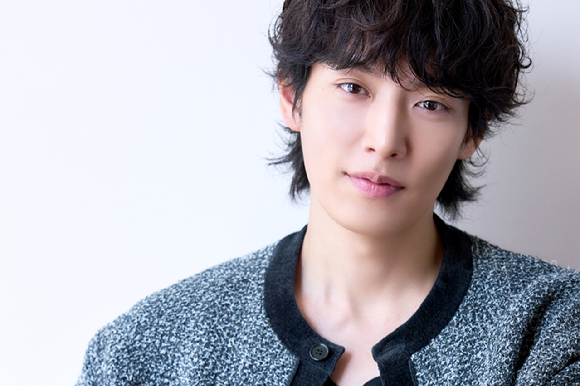 배우 이기택이 JTBC 토일드라마 '미혼남녀의 효율적 만남' 종영 인터뷰에 앞서 포즈를 취하고 있다. [사진=키이스트]