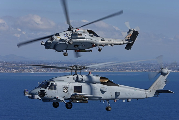 적 잠수함 탐지훈련을 하는 미 해군의 MH-60R 시호크 해상작전헬기. [사진=위키미디어커먼스]