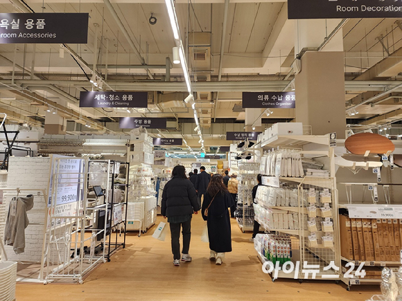 니토리와 홈플러스 관계자들이 2호점 오픈 기념 커팅식을 하고 있다. 신지원 니토리코리아 점포운영부 본부장, 오누키 케이고 니토리코리아 대표이사, 타케다 마사노리 니토리코리아 회장, 조주연 홈플러스 대표, 고영선 홈플러스 전무, 임재흥 홈플러스 전무(왼쪽부터)가 참석했다. [사진=구서윤 기자]