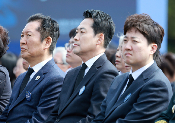  더불어민주당 정청래 대표, 국민의힘 장동혁 대표, 개혁신당 이준석 대표가 27일 국립대전현충원에서 이재명 대통령의 서해수호의 날 기념사를 듣고 있다. 2026.3.27 [청와대통신사진기자단] [사진=연합뉴스]