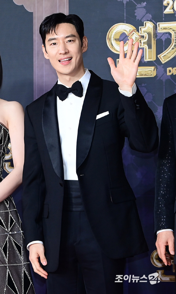 '모범택시3' 배우 이제훈이 31일 오후 서울 마포구 상암동 SBS 프리즘타워에서 열린&nbsp;2025 SBS 연기대상&nbsp;레드카펫 행사에 참석하고 있다. [사진=정소희 기자]