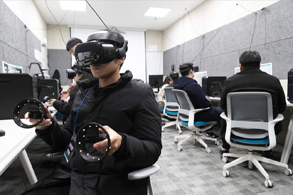28일 경기도 화성시 동탄에 있는 램리서치코리아 테크니컬 트레이닝 센터 가상현실(VR)룸에서 취재진들이 직접 반도체 장비 교육을 받고 있다. [사진=램리서치]