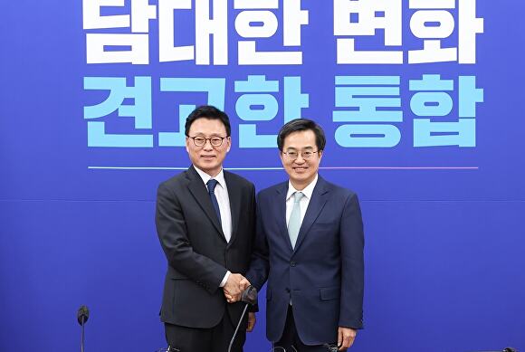 2일 김동연 경기도지사(오른쪽)와 박광온 더불어민주당 원내대표가 기념촬영을 하고 있다. [사진=김동연 경기지사 페이스북]