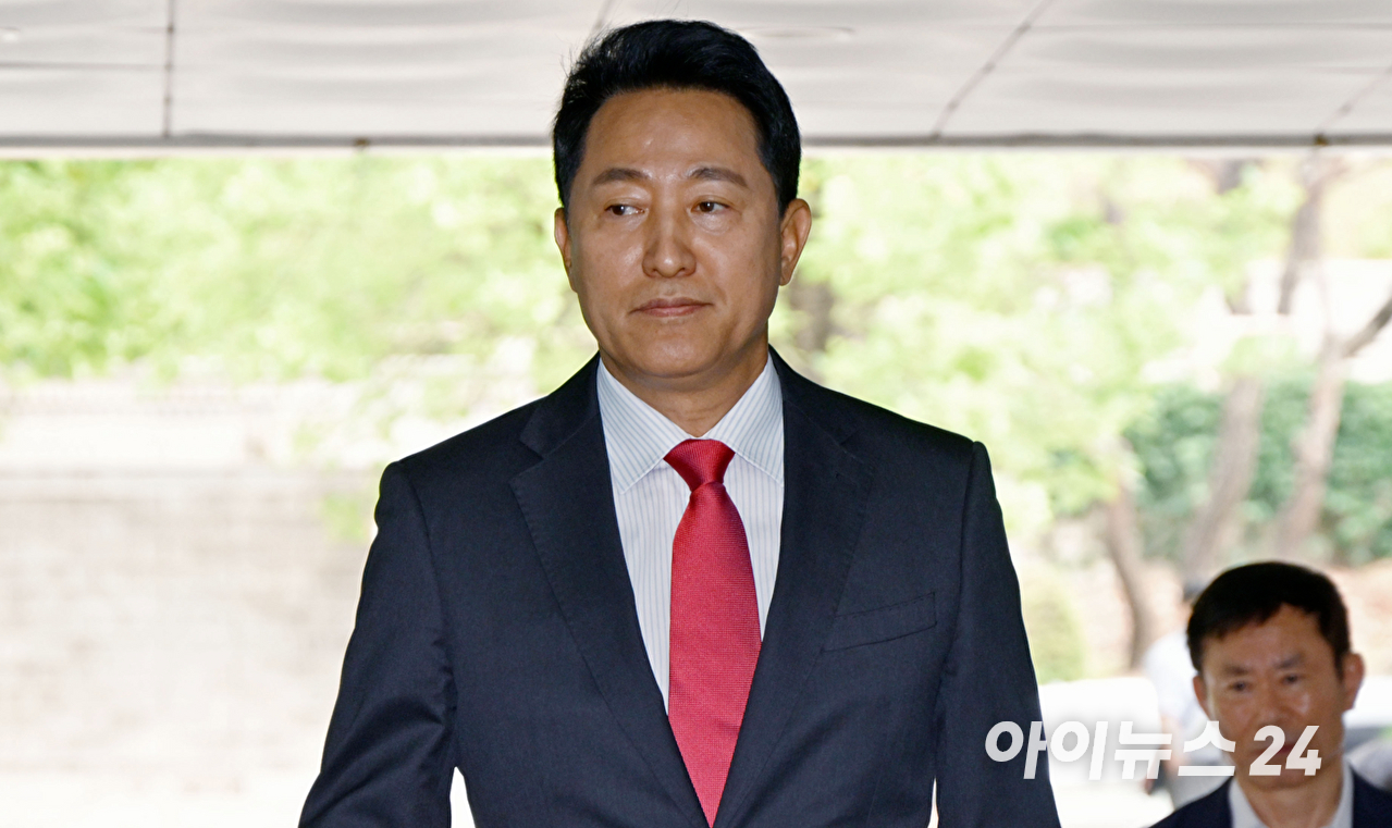 오세훈 서울시장이 17일 서울 서초구 서울중앙지방법원에서 열린 '명태균 여론조사 의혹' 사건 1심 결심공판에 출석하고 있다. [사진=곽영래 기자]