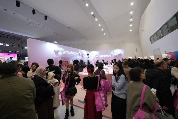 29일 서울 중구 동대문디자인플라자(DDP)에서 열린 2025 서울콘 K-뷰티부스트를 찾은 관람객들이 부스를 둘러보고 있다. [사진=누리하우스]