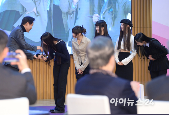그룹 뉴진스가 16일 오전 서울특별시청에서 열린 서울홍보대사 감사패 수여 및 위촉식에 참석하고 있다. [사진=정소희 기자]