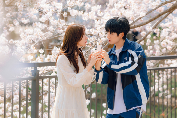 배우 정해인과 하영이 넷플릭스 시리즈 '이 엿같은 사랑'에서 연기 호흡을 맞추고 있다. [사진=넷플릭스]