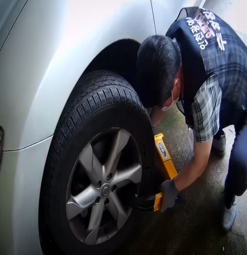 지난 5월 1차 합동 단속에서 인천시 단속반원이 체납 차량 바퀴에 잠금 장치를 하고 있다. [사진=인천시]