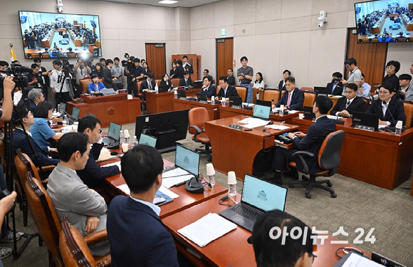 서영교 법사위원장이 27일 서울 여의도 국회에서 열린 법제사법위원회 전체회의를 주재하고 있다. [사진=곽영래 기자]
