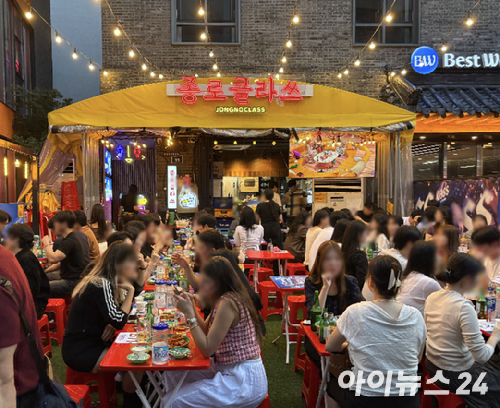 종로3가역 인근 야외 공간에서 손님들이 이야기를 나누고 있다. [사진=설래온 기자 ]