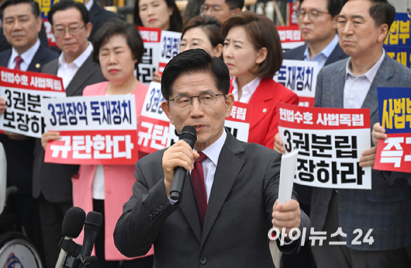 김문수 국민의힘 대선후보가 15일 서울 서초동 대법원을 찾아 사법부 수호 및 더불어민주당 규탄대회에 참석해 발언하고 있다. [사진=곽영래 기자]