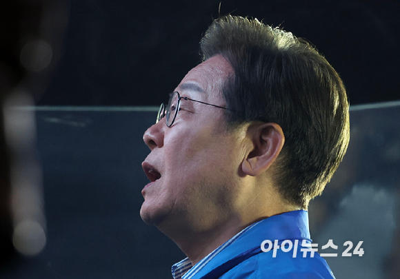 이재명 더불어민주당 대선 후보가 2일 오후 서울 여의도공원 문화의마당에서 애국가를 제창하고 있다. [사진=곽영래 기자]