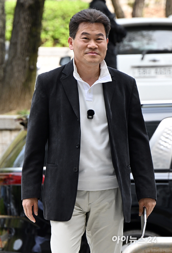 한국사 강사 출신 유튜버 전한길 씨가 16일 서울 서초구 서울중앙지방법원에서 열린 영장실질심사(구속 전 피의자 심문)에 출석하고 있다. [사진=사진공동취재단]