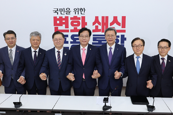 국민의힘 송언석 원내대표가 25일 서울 여의도 국회에서 열린 경제6단체 부회장단과의 면담에 앞서 기념촬영 하고 있다. [사진=연합뉴스]