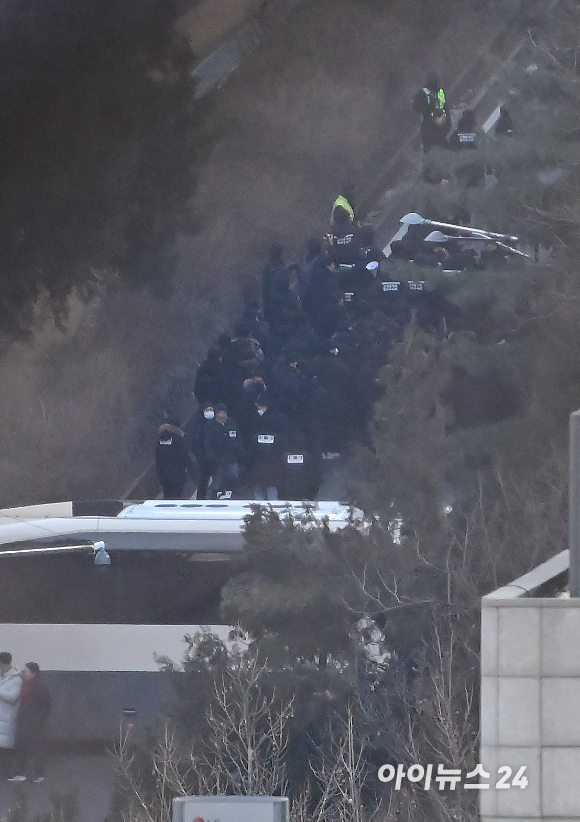 고위공직자수사처가 윤석열 대통령에 대한 2차 체포영장 집행을 시작한 15일 새벽 서울 용산구 한남동 대통령 관저에서 고위공직수사처와 경찰이 관저 진입을 시도하고 있다. [사진=곽영래 기자]