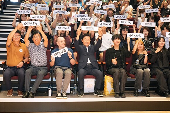이남철 고령군수(앞줄 왼쪽 네번째)와 참석자들이 '렉처 콘서트'에서 지산동 고분군의 세계유산 등재를 기원하는 퍼포먼스를 펼치고 있다. [사진=고령군]