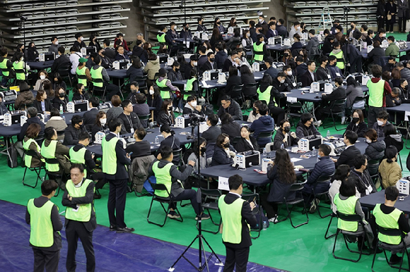 서울 송파구 올림픽공원 핸드볼경기장에서 이태한 선거관리위원회 특별검사팀 관계자, 사무원, 참관단이 6&middot;3 지방선거 투표용지 공개검증을 준비하고 있다. 2026.10.28 [사진=연합뉴스]