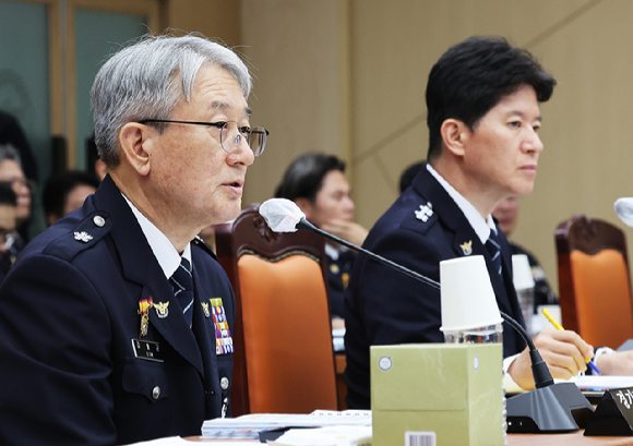 정신건강의학과 전문의 양재웅 씨가 지난 2024년 10월 국회 보건복지위원회 국정감사에서 자신의 정신병원에서 발생한 30대 여성 환자 사망사건 관련 질의에 답하고 있다. [사진=JTBC]