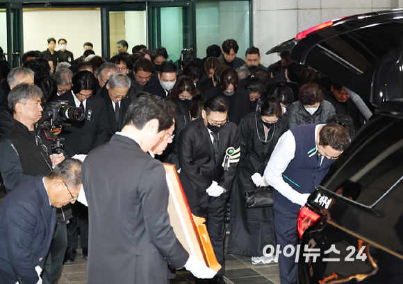 27일 오전 서울 송파구 서울아산병원 장례식장에서 배우 故 이순재의 발인식이 엄수되고 있다. [사진=곽영래 기자]