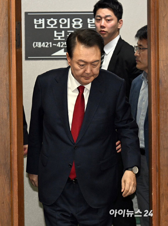 윤석열 전 대통령이 21일 서울 서초동 서울중앙지법에서 열린 내란 우두머리 혐의 형사재판 2번째 공판에 출석하고 있다. [사진=사진공동취재단]