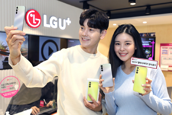 LG유플러스가 가계통신비 경감 노력의 일환으로 30만원대 실속형 스마트폰 '갤럭시 버디3'를 26일 공식 출시했다. 사진은 LG유플러스 모델이 갤럭시 버디3를 선보이고 있는 모습. [사진=LGU+]
