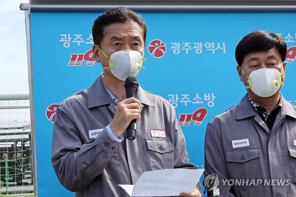 타이어공장 화재 발생 이틀째인 18일 광주 광산구 금호타이어 광주공장에서 정일택 금호타이어 대표이사가 사과문을 발표하고 있다. [사진=연합뉴스]