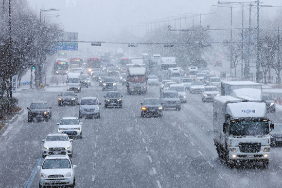 폭설 속 출근길. [사진=연합뉴스]