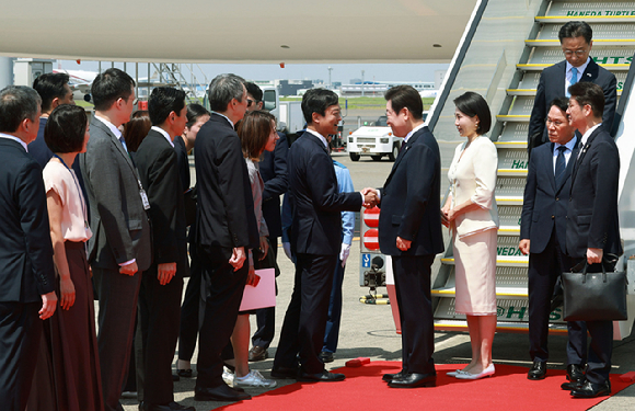 1박2일 일정으로 일본을 방문하는 이재명 대통령과 김혜경 여사가 23일 일본 도쿄 하네다공항에 도착하고 있다. [사진=연합뉴스]