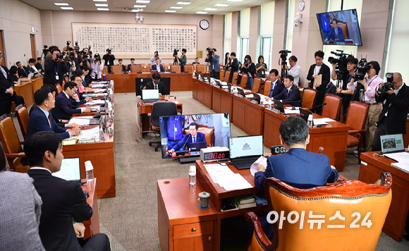 정청래 법사위원장이 14일 오전 서울 여의도 국회에서 열린 법제사법위원회 전체회의를 주재하고 있다. [사진=곽영래 기자]