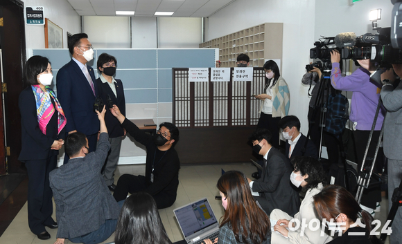 유상범 국회 법제사법위원회 국민의힘 간사(가운데)와 전주혜, 조수진 의원이 15일 오전 서울 여의도 국회 법제사법위원회 소회의실 앞에서 김오수 검찰총장 출석 관련 기자회견을 하고 있다. [사진=김성진 기자]