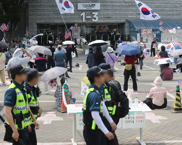 6&middot;3 지방선거 투표용지 부족 사태로 인한 '개표소 봉쇄 시위'가 계속되고 있는 19일 서울 송파구 올림픽공원 핸드볼경기장 출입문 앞에서 참가자들이 구호를 외치고 있다. 2026.6.19 [사진=연합뉴스]