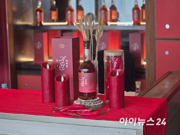 앤드류 샌드(왼쪽부터) 기원 위스키 마스터 디스틸러, 에드워드 리 셰프, 도정한 기원 위스키 대표가 16일 서울 홍대 라이즈호텔 사이드노트 클럽에서 열린 '기원 레드 페퍼 캐스크' 공개 행사에서 제품을 소개하고 있다. [사진=기원]